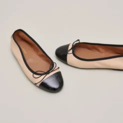 Ballerines à bouts ronds et noeuds