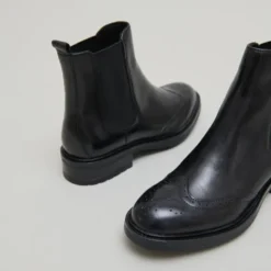 Boots basses à élastiques et détails ajourés