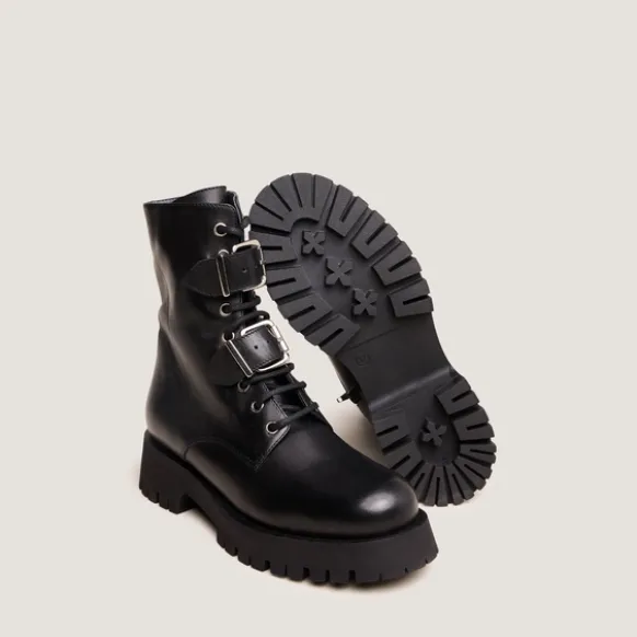 Boots à boucles métalliques