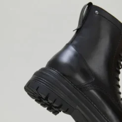 Boots à lacets et semelles crantées