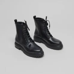 Boots à lacets et semelles crantées