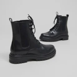 Boots à lacets et semelles crantées