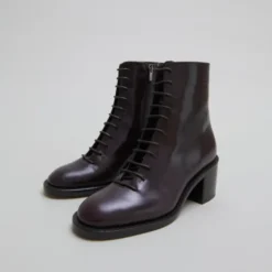 Boots à lacets et talons débordants