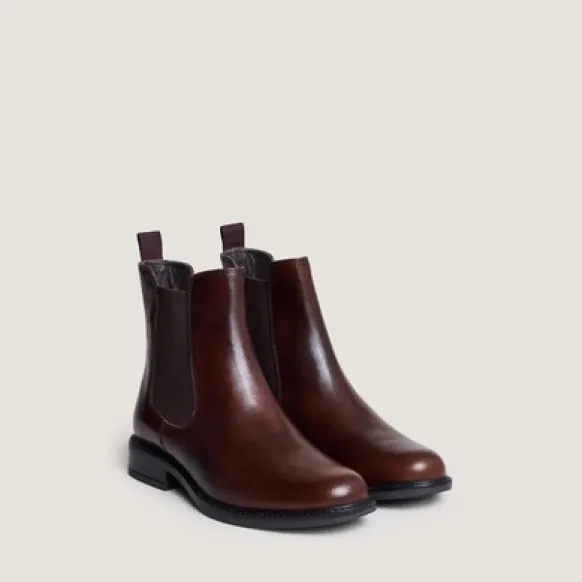 Boots à élastiques et bouts ronds.