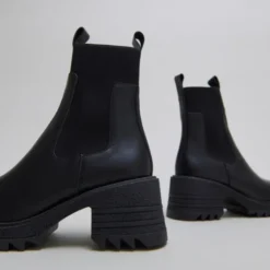 Boots à élastiques et semelles crantées....