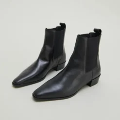 Boots à légers talons biseautés et bouts...