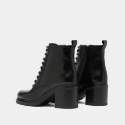 Boots à talons et à lacets