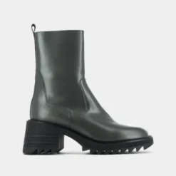 Boots à talons et semelles crantées