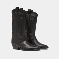 Bottes à bouts pointus et surpiqures apparentes