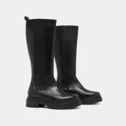 Bottes à bouts ronds et semelles crantée...