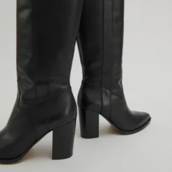 Bottes à hauts talons et bouts pointus