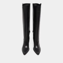 Bottes à hauts talons et bouts pointus