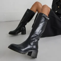 Bottes à semelles crantées