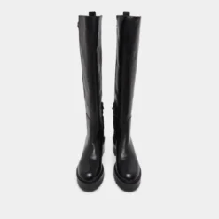 Bottes à semelles crantées