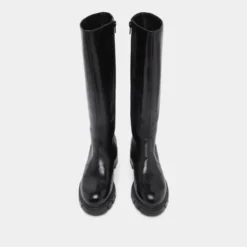 Bottes à semelles crantées