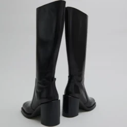 Bottes à talons débordants