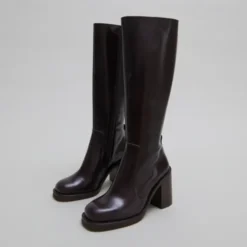 Bottes à talons débordants
