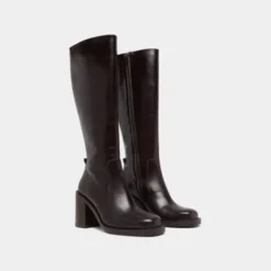Bottes à talons débordants