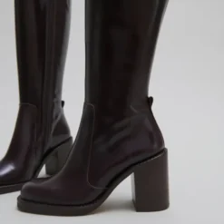 Bottes à talons débordants