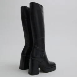 Bottes à talons et bouts carrés