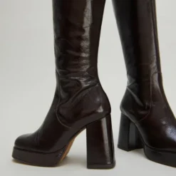 Bottes à talons et bouts carrés