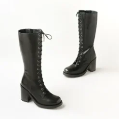Bottes à talons et laçages