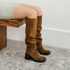 Bottes à talons et semelles crantées