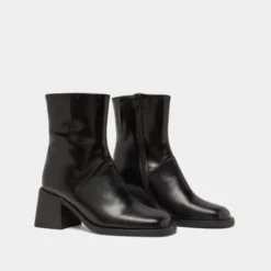 Bottines à bouts carrés et coutures apparentes