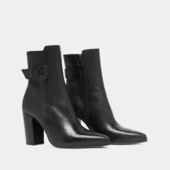 Bottines à bouts pointus et boucles