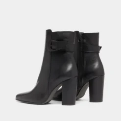 Bottines à bouts pointus et boucles