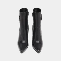 Bottines à bouts pointus et boucles