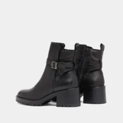 Bottines à bouts ronds et boucles
