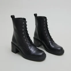 Bottines à lacets et élastiques arrières...