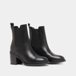 Bottines à élastiques et bouts arrondis....
