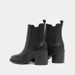 Bottines à élastiques et bouts arrondis....