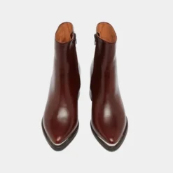 Bottines à talon et embout doré