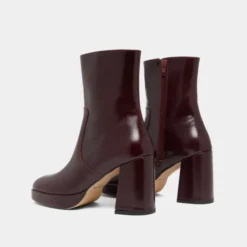 Bottines à talons et bouts carrés