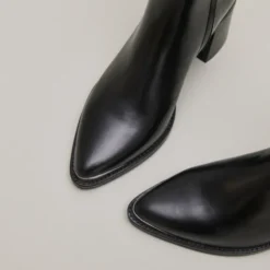 Bottines à talons et embouts argentés