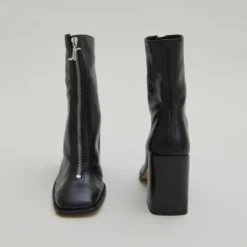 Bottines à talons et fermetures éclairs ...