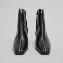 Bottines à talons et fermetures éclairs ...
