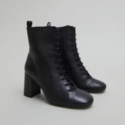 Bottines à talons et à lacets
