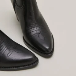Bottines à talons et surpiqures apparentes