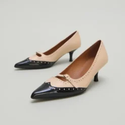 Escarpins à brides et détails perforés.....