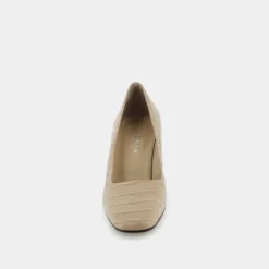 Escarpins à talons inclinés