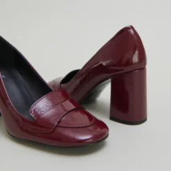 Mocassins à talons et bouts carrés