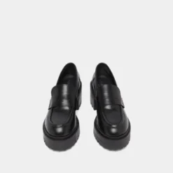 Mocassins à talons et semelles crantées....