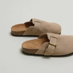 Mules à boucles