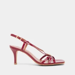 Sandales à talons et monogrammes